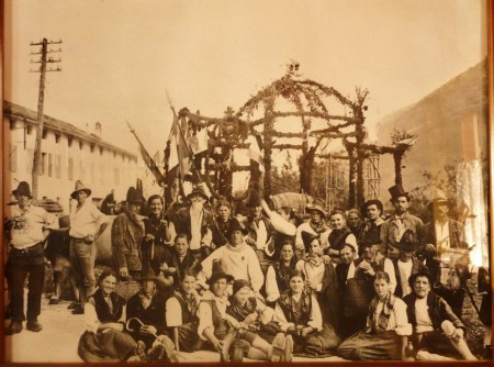Persone con carro allegorico, nei pressi di Caupo.